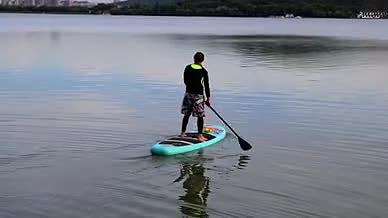 实拍人在湖面上划船皮划艇视频的预览图